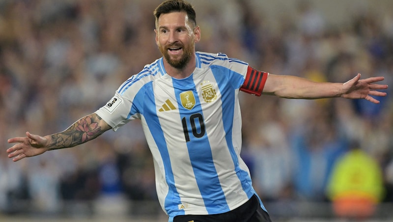 The only person allowed to wear a Messi jersey is Lionel Messi himself. (Bild: AFP/JUAN MABROMATA)