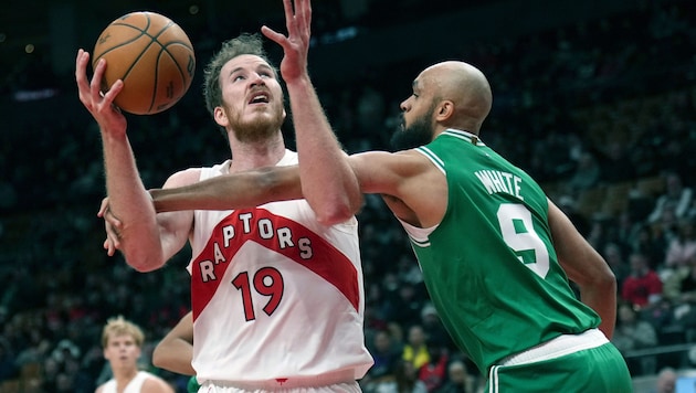 Another double-double from Jakob Pöltl (left) (Bild: AP/Nathan Denette)