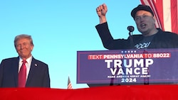 Elon Musk (rechts) bei einer Wahlkampfveranstaltung von Donald Trump (Bild: APA/Associated Press)