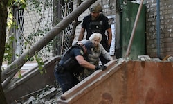 Eine ältere Frau wird nach russischem Bombenhagel in Sicherheit gebracht. Die Lage im Osten der ...