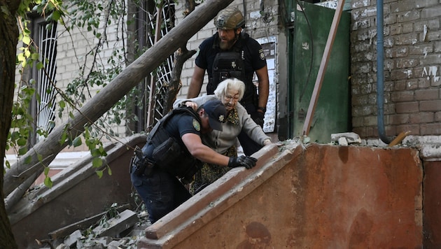 An elderly woman is brought to safety after a hail of Russian bombs. The situation in eastern Ukraine remains extremely precarious. (Bild: APA/AFP/Genya SAVILOV)