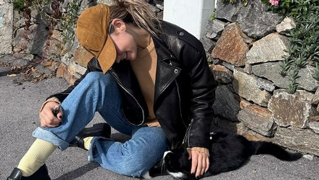 Lily James took a cuddle break during the filming of "Cliffhanger 2" in East Tyrol. (Bild: instagram.com/lilyjamesofficial)