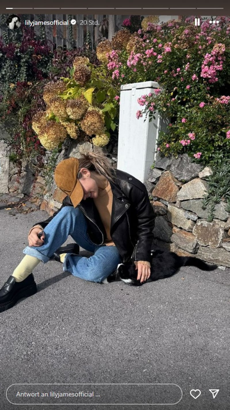 There has to be time for a cuddle even during a strenuous action shoot! (Bild: instagram.com/lilyjamesofficial)