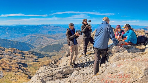 The film team shooting an interview scene on the summit of Mount Korab. (Bild: Wallner Hannes)