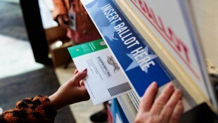 Eine Person gibt am 15. Oktober 2024 in Doylestown, Pennsylvania, einen Briefwahlschein ab. (Bild: Getty Images via AFP)