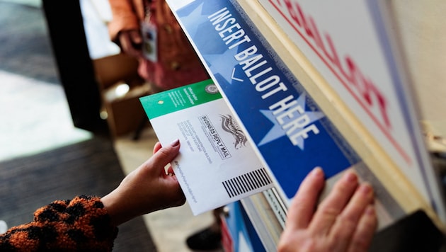 A person casts an absentee ballot in Doylestown, Pennsylvania, on October 15, 2024. (Bild: Getty Images via AFP)