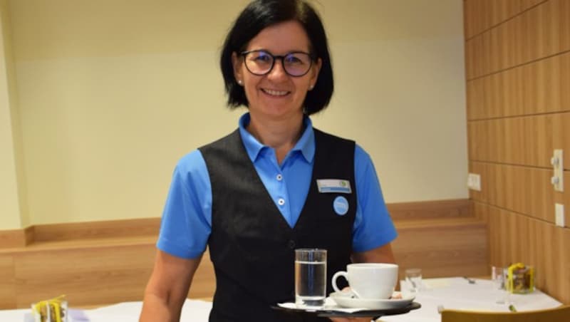 Martina Hofer arbeitet im Café des LMZ Bad Erlach. Vor wenigen Jahren hat sie selbst im Haus eine onkologische Reha absolviert. (Bild: Lebens.Med Zentrum Bad Erlach)