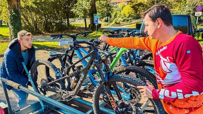 Mit dem Fahrrad-Shuttle geht es an den Wochenenden und an den Feiertagen bequem auf den ...