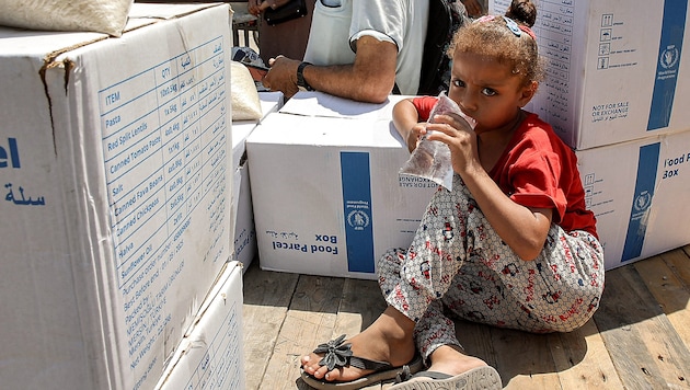 Ein kleines palästinensisches Mädchen auf der Ladefläche eines Lkw mit Hilfsgütern für den Gazastreifen (Bild: APA/AFP/Omar AL-QATTAA)