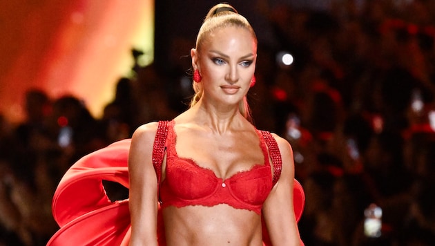 Candice Swanepoel surprised with a different look during her appearance. (Bild: APA/Evan Agostini/Invision/AP)