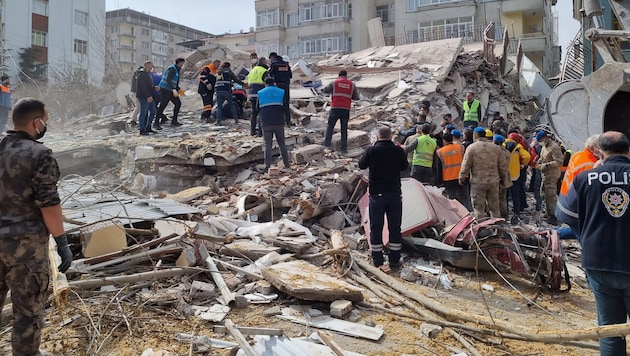 Rescue workers carry out search operations in the rubble of collapsed buildings in Malatya in February 2023 after a magnitude 5.6 earthquake shook eastern Turkey. (Bild: AFP)