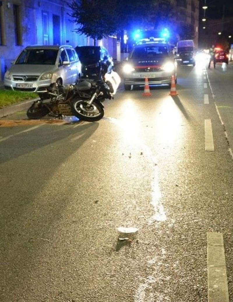 Der verunfallte Motorradlenker befindet sich nun im Spital.  (Bild: LPD Wien)