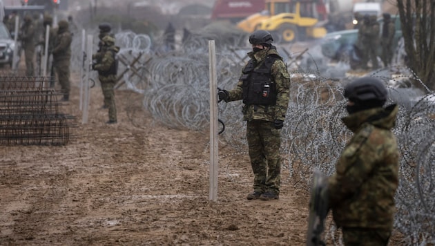 Polnische Beamte an der polnisch-weißrussischen Grenze (Bild: APA/AFP)