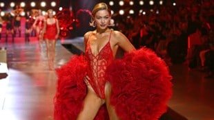 Gigi Hadid schwebte in sexy Dessous über den Laufsteg von Victoria‘s Secret. Doch ihr Liebster, Hollywoodstar Bradley Cooper, saß nicht im Publikum. (Bild: APA/AFP/ANGELA WEISS)