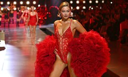 Gigi Hadid schwebte in sexy Dessous über den Laufsteg von Victoria‘s Secret. Doch ihr Liebster, ...