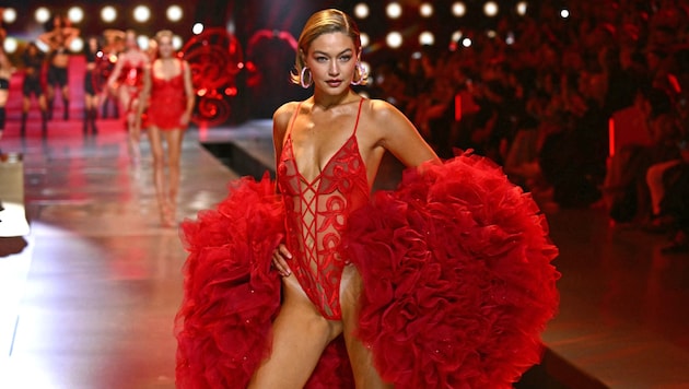 Gigi Hadid floated down the Victoria's Secret catwalk in sexy lingerie. But her lover, Hollywood star Bradley Cooper, was not in the audience. (Bild: APA/AFP/ANGELA WEISS)