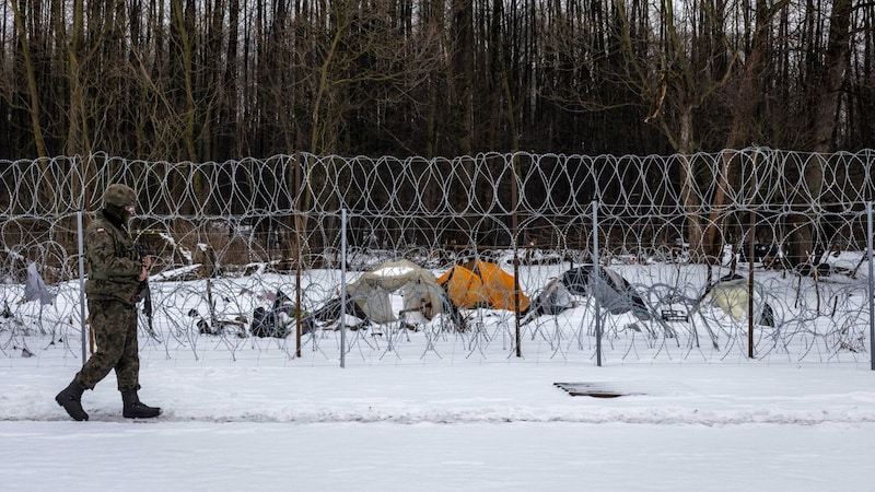 Migranten campieren vor der Grenze Polens. (Bild: APA/AFP )