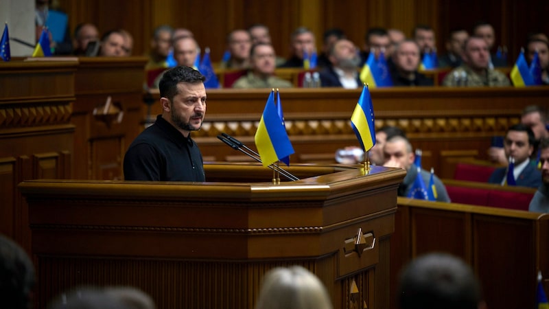 Selenskyj spricht zum Parlament. (Bild: ASSOCIATED PRESS)