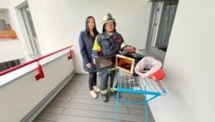 Feuerwehrkommandant Philipp Rath und Lebensretterin Sabrina Imre mit der Mikrowelle, die Feuer fing. (Bild: Bezirksfeuerwehrkommando Oberwart)