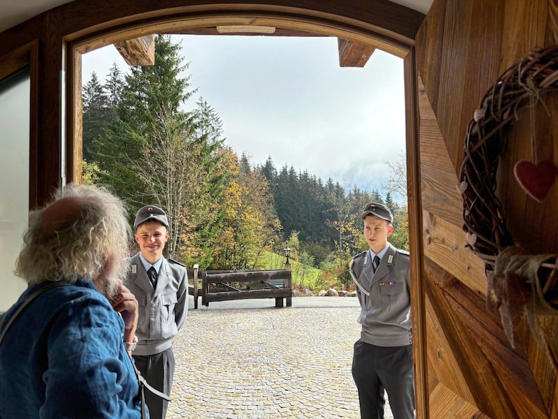 Plötzlich stehen jungen Männer vor der Türe, die um Spenden bitten. Prost gibt Geld – Rechung zwecks Absetzbarkeit, verlangt er keine. (Bild: Norman Schenz)