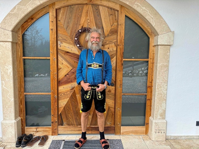 Ernst Prost genießt sein Leben auf dem Alm unweit der österreichischen Grenze. Er liebt Land, ...
