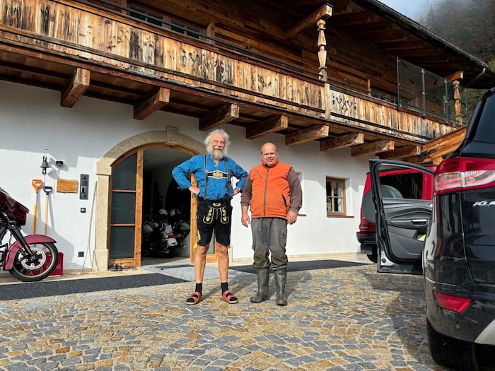 Selbstversorger dank Nahversorgung: Schafbauer Florian Gstatter versorgt Ernst Prost mit Nahrung ...
