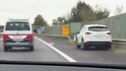 Der Lenker im weißen Mazda fuhr in Schlangenlinien am Pannenstreifen. Der Polizeiwagen befand ...