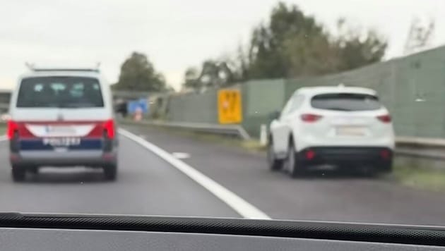 The driver in the white Mazda was driving in serpentine lines on the emergency lane. The police car was right next to it. (Bild: Screenhot/TikTok)