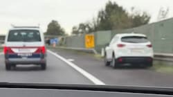 Aus unerklärlichem Grund fuhr der Lenker im weißen Mazda in Schlangenlinien am Pannenstreifen. Die Polizei bleibt offenbar untätig. (Bild: Screenhot/TikTok)