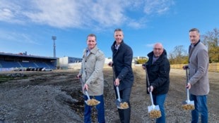 Oliver Stribl (Wien Holding), Anatol Richter (Sport Wien MA51), Bezirksvorsteher Peter Jagsch und David Krapf Günther (Sportlclub) beim Spatenstich (v.li.). (Bild: Krone KREATIV/Felix Cerny, Markus Wache)