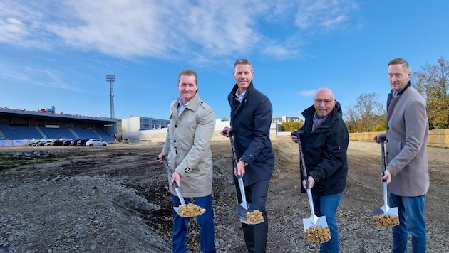 Oliver Stribl (Wien Holding), Anatol Richter (Sport Wien MA51), District Head Peter Jagsch and David Krapf Günther (Sportlclub) at the ground-breaking ceremony (from left). (Bild: Krone KREATIV/Felix Cerny, Markus Wache)