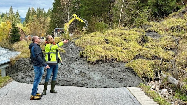 Masses of earth slid onto the country road. (Bild: Land Salzburg/Valentin)