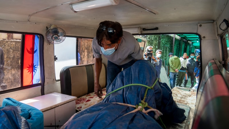 Here, one of the bodies from the Russian climbing group involved in the accident is being transported away. (Bild: APA/Associated Press)