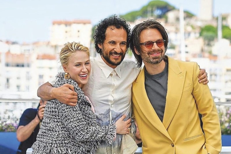 Cannes 2024: Regisseur A. Abbasi (Mitte) mit „Ivana“ M. Baklava und S. Stan. (Bild: Festival de Cannes/Presse)