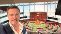 Johann „Joschi“ Gudenus auf Geschäftsreise im Legislativrat in Hongkong (Bild: z Vg, Krone KREATIV)