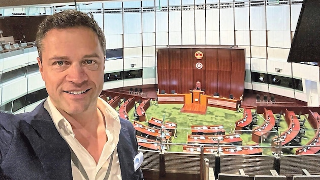 Johann „Joschi“ Gudenus auf Geschäftsreise im Legislativrat in Hongkong (Bild: z Vg, Krone KREATIV)