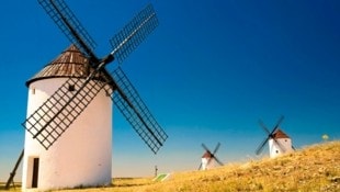 Die Windmühlen von Campo de Criptana sollen als Vorlage für die Abenteuer von Don Quijote gedient haben. (Bild: Val Bakhtin)