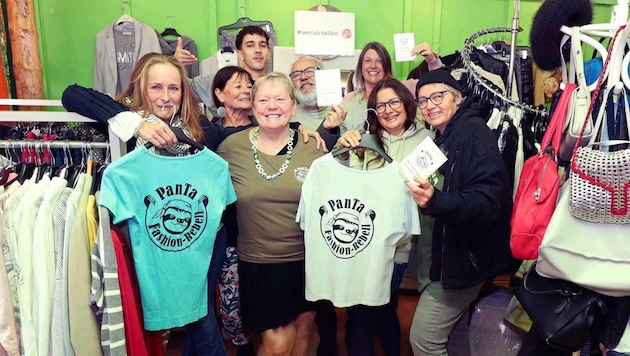 Andrea Roschek (right) and her team with T-shirts from the "PanTa Fashion Rebel" collection. (Bild: Reinhard Judt)