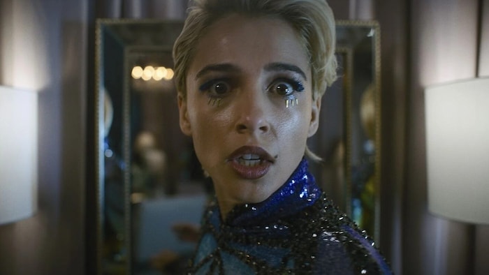 Naomi Scott als Popsängerin Skye. 