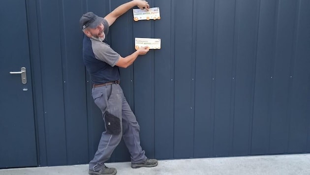 Franz Nussbaumer is delighted with the self-service container. Customers can shop here around the clock. (Bild: Nussbaumer)