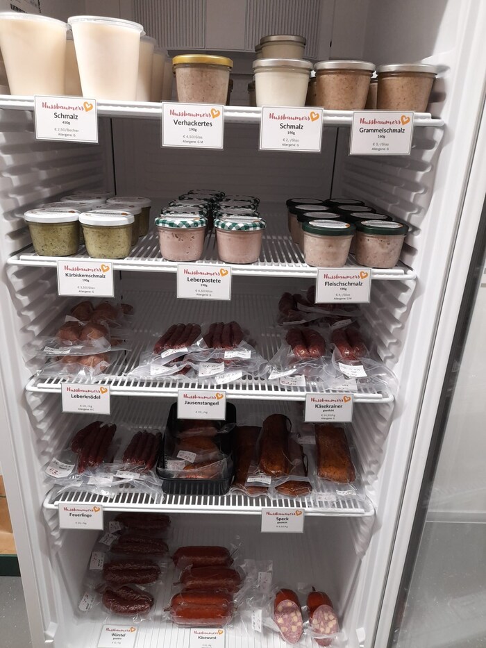 Wurst, Würstel und Aufstriche werden direkt am Hof in Wiesen produziert. 
