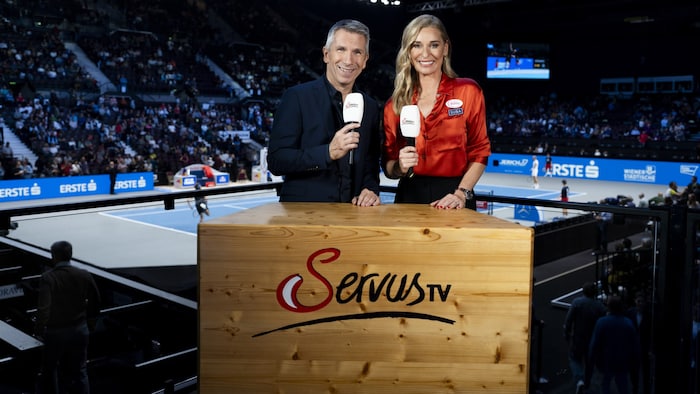 Schett in the Stadthalle tennis match with ServusTV sports director Christian Nehiba.