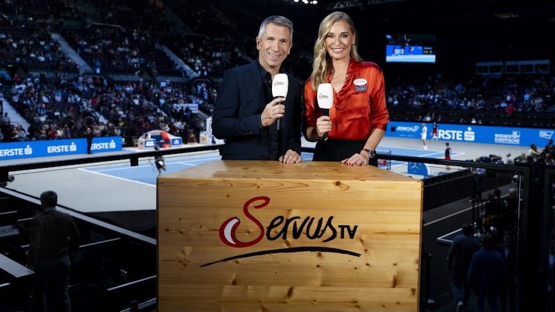 Schett im Stadthallen-Tenniseinsatz mit ServusTV-Sportchef Christian Nehiba. (Bild: ServusTV/Manuel Seeger)