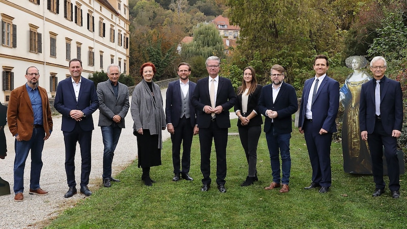 Governor Christopher Drexler (center) and SP culture spokesman Hannes Schwarz (3rd from right) with UMJ directors Josef Schrammel (2nd from left) and Marko Mele (2nd from right) as well as curators Daniel Modl, Günther Holler-Schuster, Barbara Kaiser, Paul Schuster, Sarah Kiszter and Karl Peitler (from left). (Bild: UMJ/J. J. Kucek)