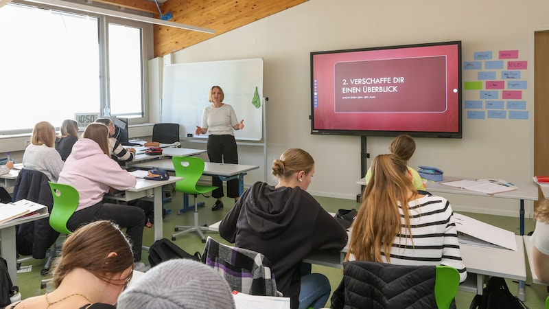 Im Unterrichtsgegenstand „Fachpraxis“ werden die Schüler auf ihre ersten Praktika vorbereitet. (Bild: Roland Hölzl/Roland Hoelzl)