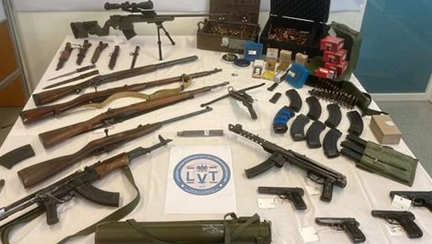 A huge collection of weapons was discovered at the 54-year-old's home. (Bild: LPD NÖ)