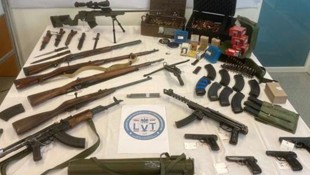 Hunderte Schusswaffen wurden beschlagnahmt. (Symbolbild)