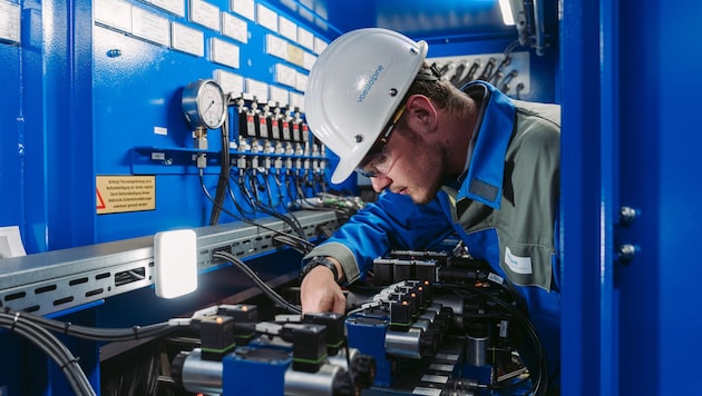 Andreas likes working on and with machines. (Bild: voestalpine)