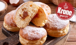 Gute Krapfen glänzen mit fluffigem Teig und schmackhafter Marmelade.