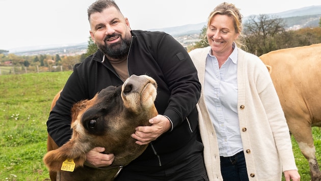 The Weitzbauer couple love their cows and goats, which they affectionately call "Trutscherl". The milk from their Jersey cows is particularly rich in fat and guarantees even creamier ice cream. (Bild: Doris SEEBACHER)